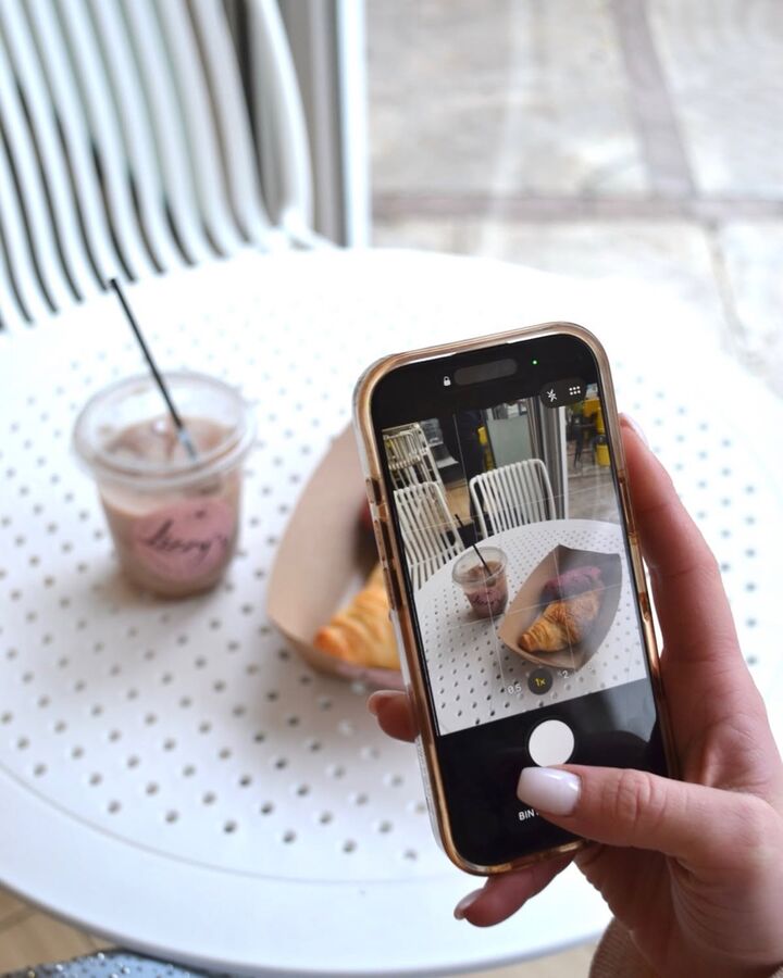 Iced coffee & croissant