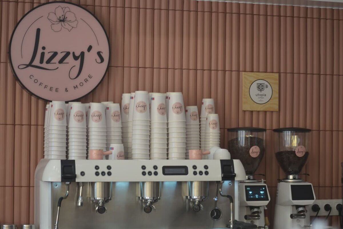 Ο χώρος του Lizzy's με την espresso μηχανή